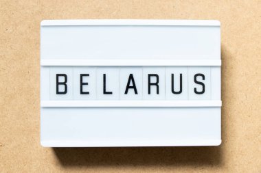 Ahşap arka planda kelime belarusuyla aydınlatma kutusu