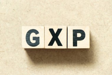 Tahta zemin üzerinde kelime GXP ile harf bloğu