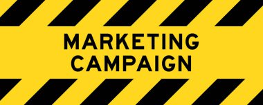 Sarı ve siyah çizgili etiket pankartı ile kelime pazarlama kampanyası