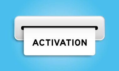 Mavi arkaplandaki makineden kelime etkinleştirmesi içeren beyaz kupon pankartı