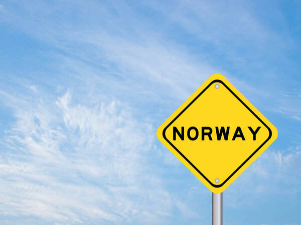 Желтый знак транспорта со словом norway на голубом фоне неба цвета