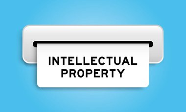 Beyaz kupon pankartı mavi arkaplandaki makineden entelektüel özellik kelimesi ile