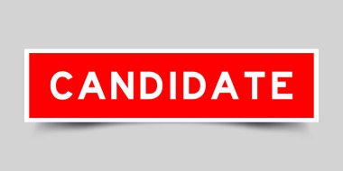 Gri zemin üzerinde kelime adayı olan kırmızı renkli kare etiket