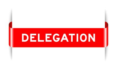 Beyaz arkaplanda kelime delegasyonu ile birlikte kırmızı renk eklenmiş etiket pankartı