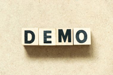 Tahta zemin üzerinde kelime gösterimi ile harf bloğu