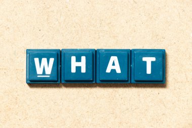 Döşeme alfabesi harfi tahta arkaplanda ne yazıyor?