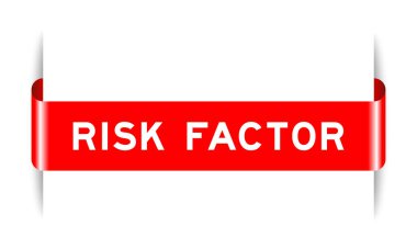 Beyaz arkaplanda kelime risk faktörü olan kırmızı etiketli pankart