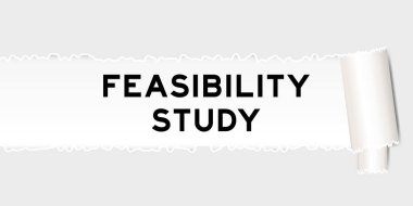 Parçalanmış parçanın altında kelime fizibilite çalışması olan yırtılmış gri kağıt arkaplanı