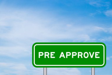 Kelime önceden onaylı yeşil renk taşıma işareti beyaz bulut arkaplanlı mavi gökyüzünde