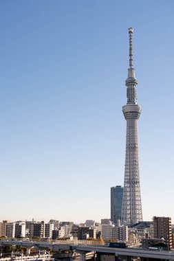 Tokyo, Japonya, 4 Aralık 2023 Tokyo gökyüzü ağacı, mavi gökyüzü arka planına sahip Japonya 'nın en yüksek kulesi.
