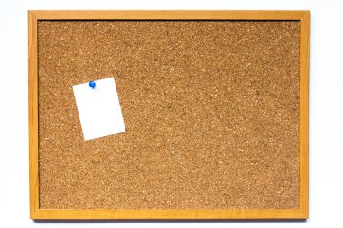 Beyaz arkaplana yerleştirilmiş beyaz not kağıdıyla kopya alanı olan mantar tahta