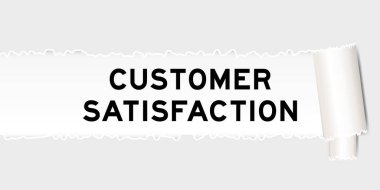 Yırtılmış gri kağıt arka planında yırtık parça altında müşteri memnuniyeti var