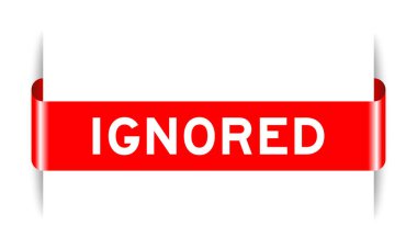 Beyaz arkaplanda gözardı edilen kırmızı renk etiketli pankart