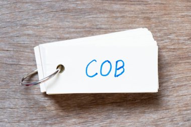 Tahta zemin üzerinde kelime COB (iş kapatma kısaltması) ile el yazısı olan flaş kart