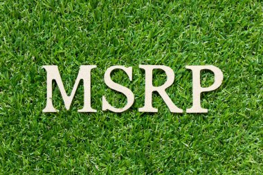 Kelime olarak ahşap harf MSRP (üreticinin önerdiği perakende fiyatının kısaltması) yeşil çimen arka planında