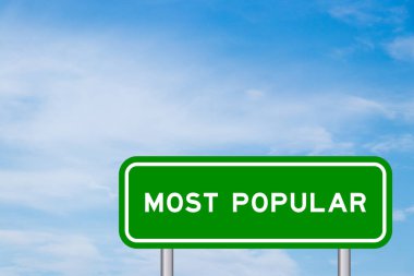 Mavi gökyüzünde beyaz bulut arkaplan ile en popüler kelime ile yeşil renk taşıma işareti