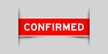 Gri arkaplana eklenen sözcüğü içeren kırmızı renk kare etiket