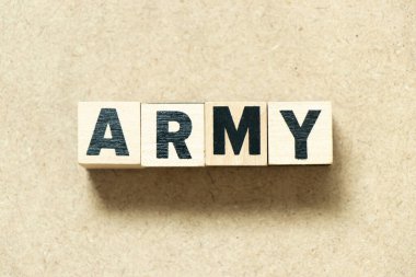 Tahta arka planda kelime ordusunda alfabe harfi bloğu