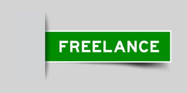 Gri arkaplana eklenmiş serbest sözcük etiketli yeşil renk kare etiket