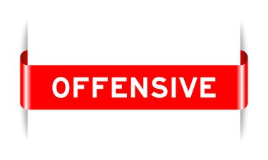 Beyaz arkaplanda hakaret içeren kırmızı etiketli pankart