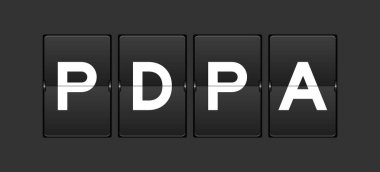 Gri arkaplan üzerinde PDPA (kişisel veri koruma eyleminin kısaltılması) sözcüğüyle siyah renk analog çevirme tahtası