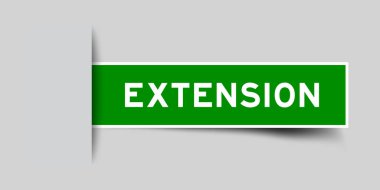 Gri arkaplana eklenmiş kelime uzantısıyla yeşil renk kare etiketi