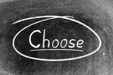 Beyaz tebeşirle yazılmış el yazısı tahta arka planda şekil seç ve daire çiz