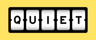 Sarı arkaplanlı slot pankartıyla siyah renk