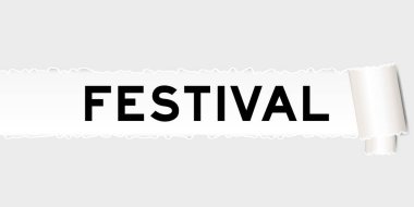 Yırtılmış gri kağıt arka planında kelime festivali var