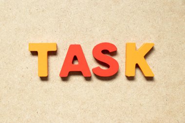 Ahşap arkaplan üzerinde kelime görevi ile renk alfabesi harfi