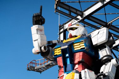 Yokohama, Japonya - 1 Aralık. 2023 Hareketli RX-78-2 Gundam Yamashita iskelesindeki Gundam fabrikasında, Yokohama, Japonya