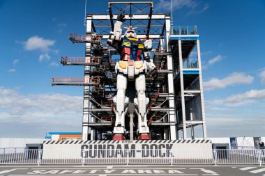 Yokohama, Japonya - 1 Aralık. 2023 Hareketli RX-78-2 Gundam Yamashita iskelesindeki Gundam fabrikasında, Yokohama, Japonya