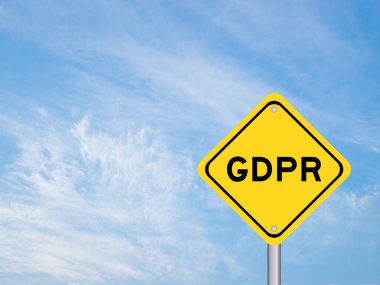 Bluecolor gökyüzü arkaplanı üzerinde kelime GDPR (Genel Veri Koruma Düzenlemesi) ile sarı taşıma işareti