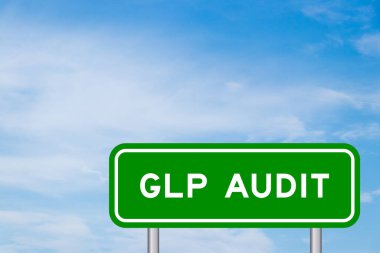 GLP (İyi laboratuvar uygulamasının kısaltması) sözcüğüyle yeşil renk taşıma işareti beyaz bulutlu mavi gökyüzü üzerinde denetim