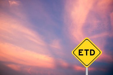 Kelime ETD ile sarı ulaşım işareti (tahmini kalkış zamanının kısaltması veya teslim zamanı) menekşe rengi gökyüzü arkaplanı üzerinde