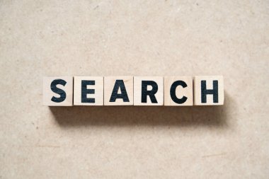 Tahta arkaplanda kelime aramasında harf bloğu