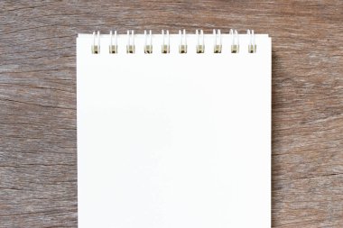 Boş kağıt not defteri ahşap masa arka plan üzerinde