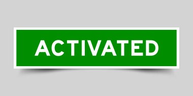 Gri arkaplanda yeşil renkle etkinleştirilmiş sözcüğe sahip etiket