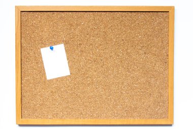 Beyaz arkaplana yerleştirilmiş beyaz not kağıdıyla kopya alanı olan mantar tahta