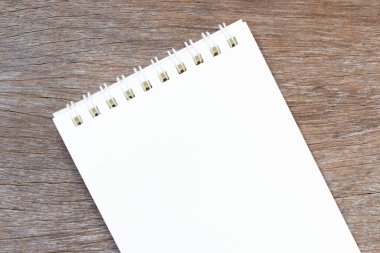 Boş kağıt not defteri ahşap masa arka plan üzerinde