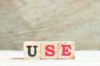 Tahta arkaplanda kelime kullanımında alfabe harfi