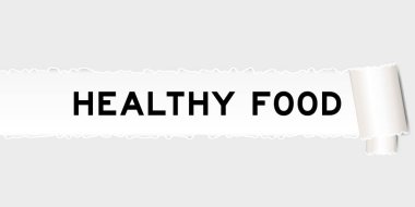 Yırtık beyaz kağıt arka planda yırtık altında sağlıklı yiyecek var.