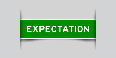 Gri arkaplana eklenmiş kelime beklentisi içeren yeşil renk kare etiketi