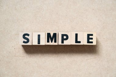 Tahta zemin üzerinde basit harflerle harf bloğu