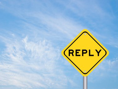 Mavi gökyüzü arkaplanında kelime yanıtı içeren sarı ulaşım işareti