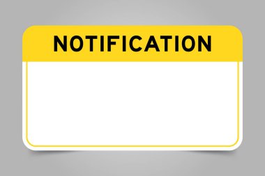 Kelime bildirim ve beyaz kopya alanı ile birlikte gri arkaplan üzerinde sarı başlıklı etiket pankartı