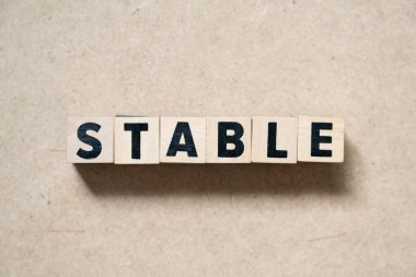 Tahta arkaplanda harf bloğu olarak sabit