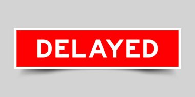 Gri arkaplandaki sözcüğü geciktirilmiş kırmızı renk kare biçimindeki etiket