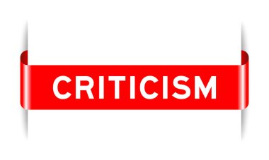 Beyaz arkaplanda kelime eleştirisi içeren kırmızı etiketli pankart