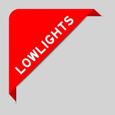 Gri arkaplanda düşük ışıklar olan köşe etiketi pankartımın kırmızı rengi